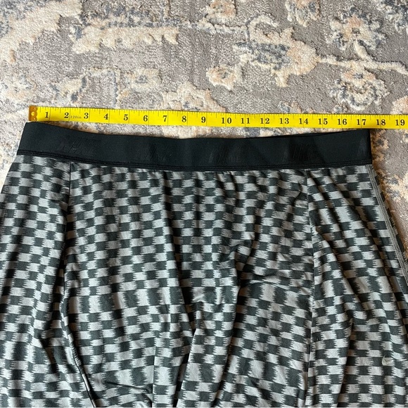 Nike Women's Checkered Capris in Black and Gray - Picture 3 of 7